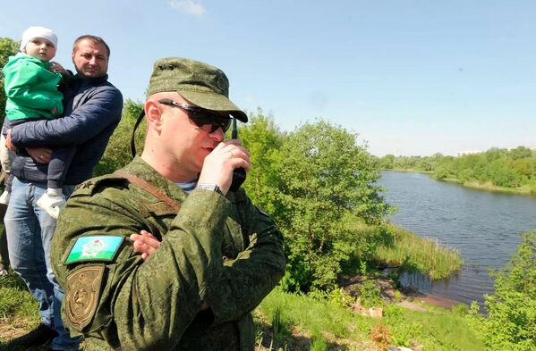 Vietējās varasiestādes savlaicīgi brīdināja pilsētniekus par reaģēšanas spēku pārbaudi, tāpēc Muhavecas krastos pulcējās liels skaits ziņkārīgu garāmgājēju Vietējās varasiestādes savlaicīgi brīdināja pilsētniekus par reaģēšanas spēku pārbaudi, tāpēc Muhavecas krastos pulcējās liels skaits ziņkārīgu garāmgājēju - Sputnik Latvija