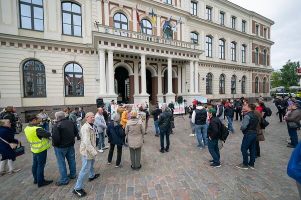 На акцию у Рижской думы собрались около 50 человек - Sputnik Латвия