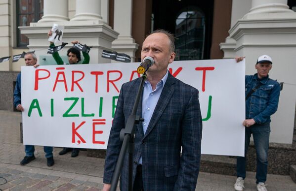 Сопредседатель партии Мирослав Митрофанов выступил перед собравшимися - Sputnik Латвия