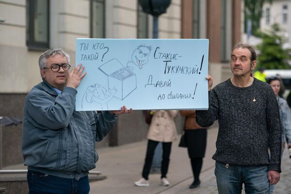 Митингующие подготовили для мероприятия плакаты - Sputnik Латвия