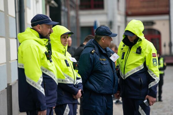 Большое количество полицейских дежурило возле Рижской думы - Sputnik Латвия