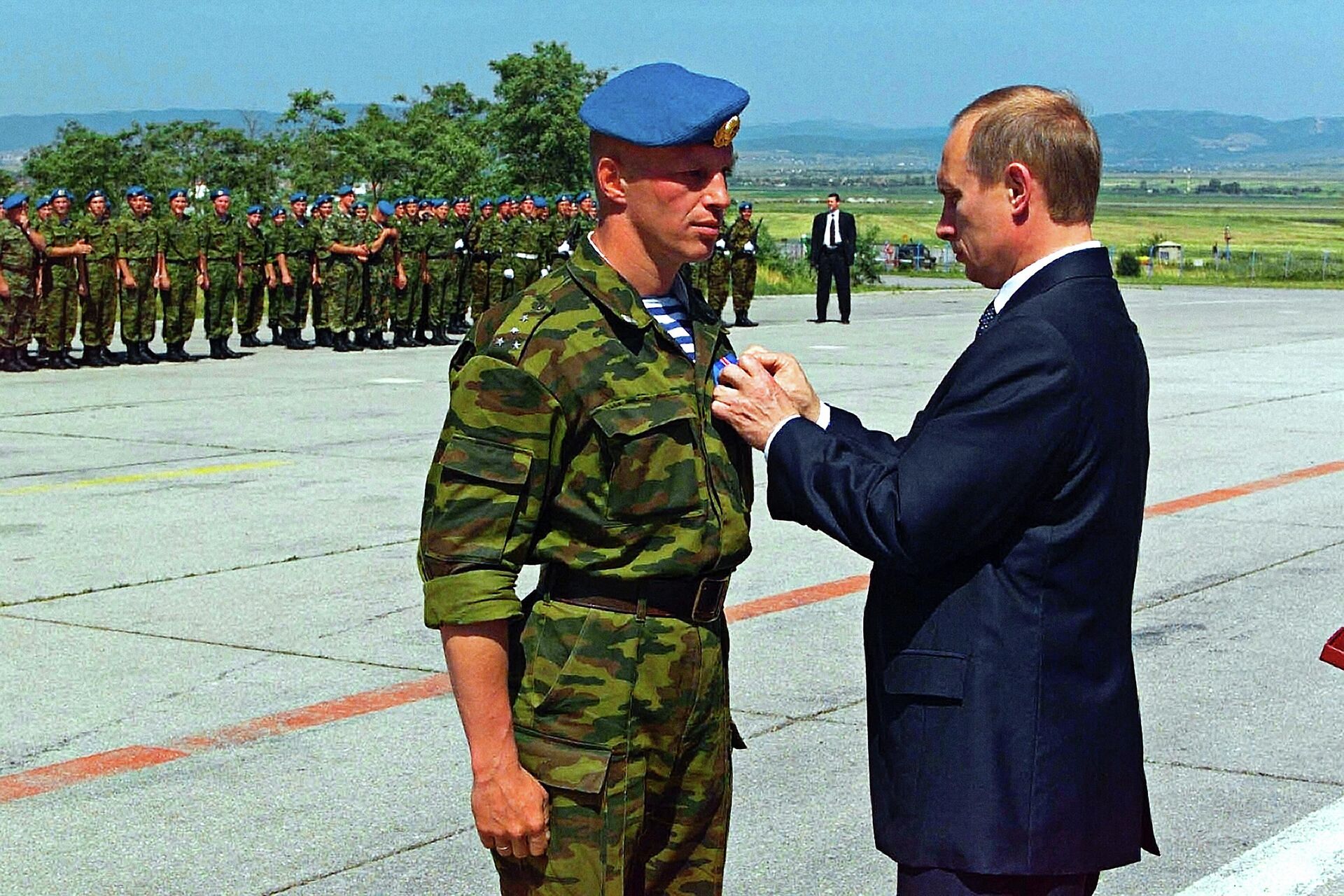 Владимир Путин посетил столицу Югославского края Косово Приштину, где встретился с российским воинским контингентом, находящимся здесь в рамках миротворческой операции ООН, и вручил высокие правительственные награды военнослужащим - Sputnik Latvija, 1920, 11.06.2022