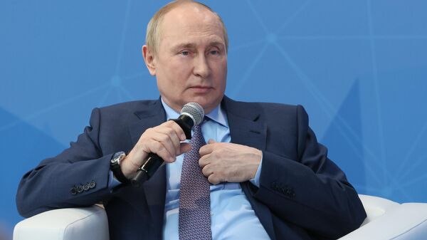 Президент РФ Владимир Путин на встрече с молодыми предпринимателями - Sputnik Latvija