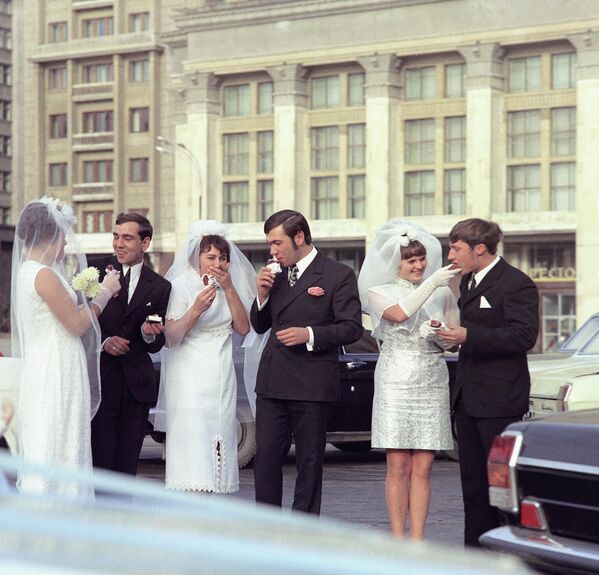 Эскимо для новобрачных.Женихи и невесты у гостиницы &quot;Москва&quot; угощаются мороженым 1 октября 1972 года.  - Sputnik Латвия