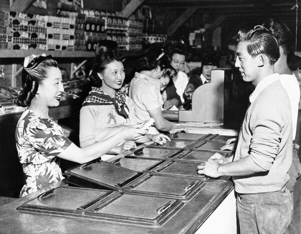 В баре с мороженым в общественном магазине в центре военного переселения в Ионе, Мансанар, Калифорния, 19 июня 1942 года, где жили эвакуированные японцы по происхождению. - Sputnik Латвия