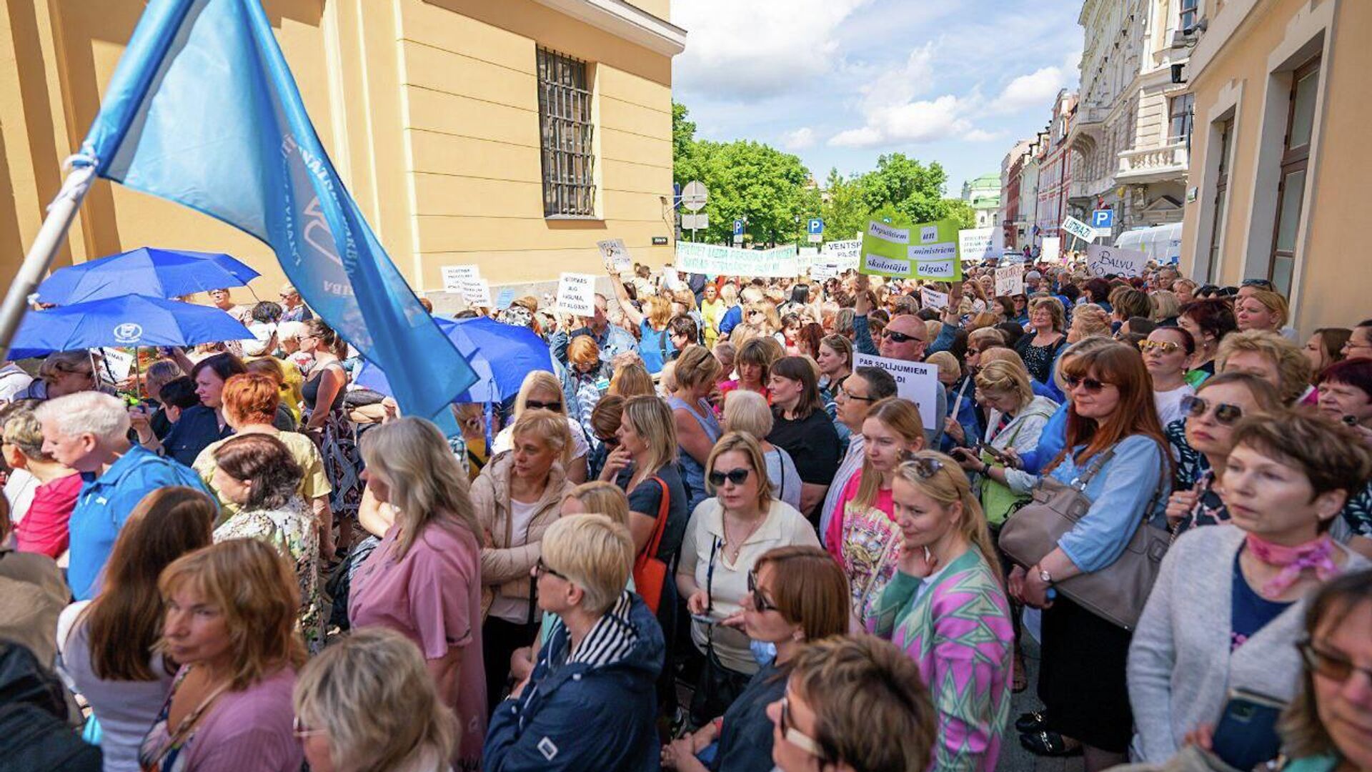 В Риге у здания Сейма проходит акция протеста учителей - Sputnik Латвия, 1920, 17.06.2022