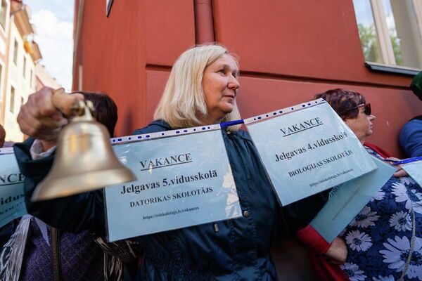 В Риге у здания Сейма проходит акция протеста учителей. - Sputnik Латвия