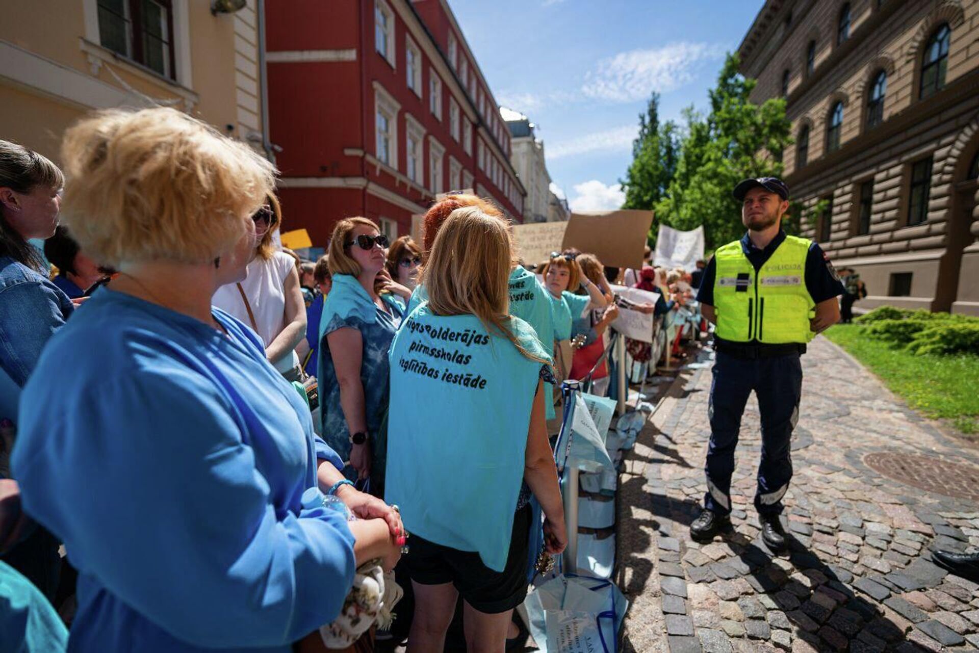 В Риге у здания Сейма проходит акция протеста учителей В Риге у здания Сейма проходит акция протеста учителей - Sputnik Латвия, 1920, 17.06.2022