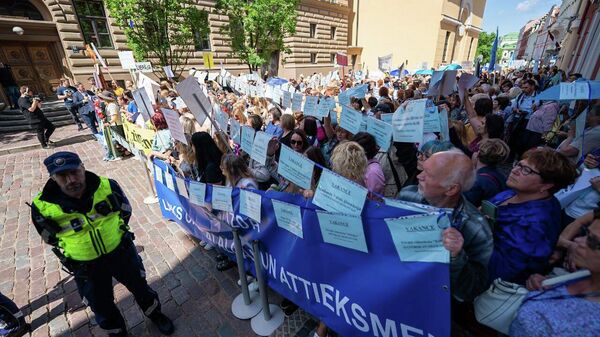 В Риге у здания Сейма проходит акция протеста учителей - Sputnik Латвия