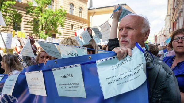 В Риге у здания Сейма проходит акция протеста учителей - Sputnik Латвия