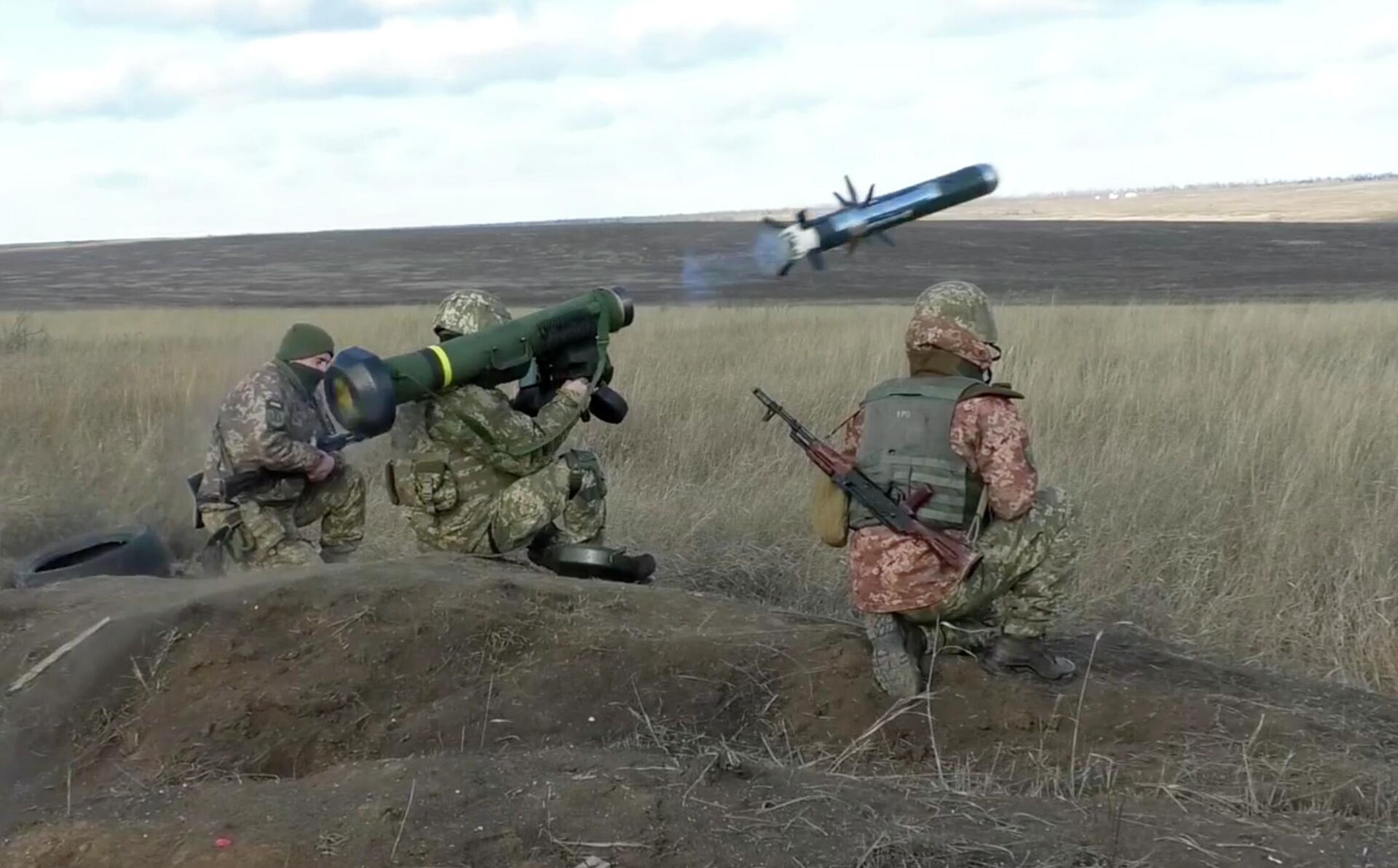 Украинские военные используют пусковую установку Javelin во время учений в Донецкой области - Sputnik Latvija, 1920, 20.06.2022