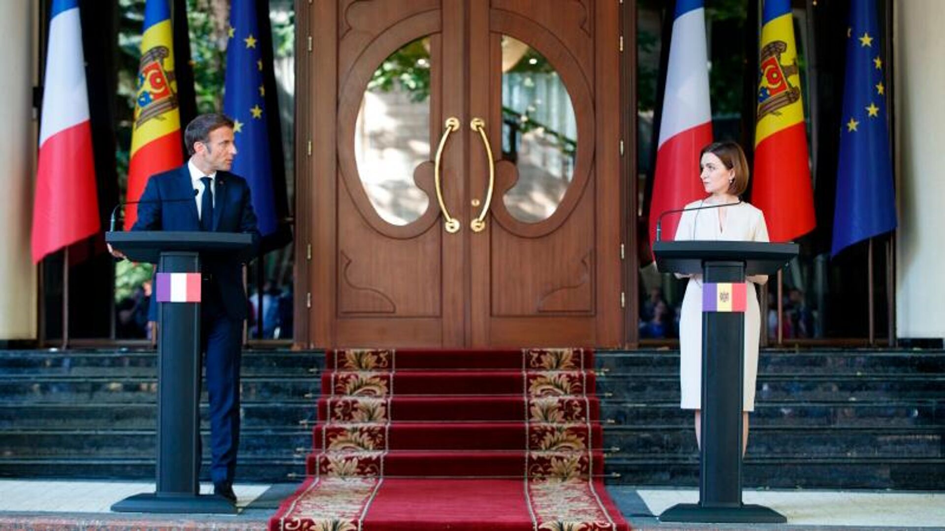 Президент Франции Эммануэль Макрон и президент Молдовы Мария Санду  - Sputnik Latvija, 1920, 20.06.2022