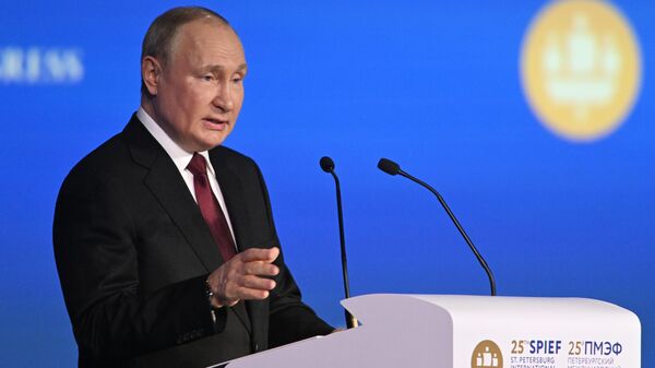 Президент РФ Владимир Путин выступает на пленарном заседании юбилейного, XXV Петербургского международного экономического форума - Sputnik Латвия