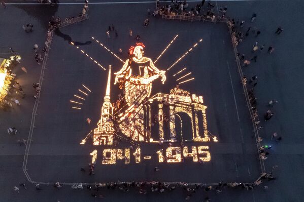 Люди зажгли свечи в форме монумента Родина-мать. Санкт-Петербург, Россия, рано утром в среду, 22 июня 2022 года. - Sputnik Латвия