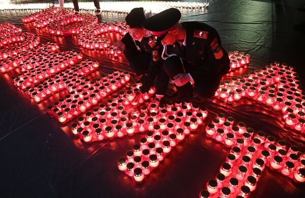 Свечи, зажженные участниками акции Свеча памяти у Музея Победы в Москве - Sputnik Латвия