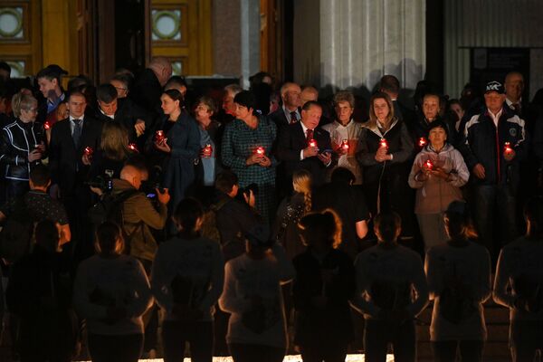 Участники акции Свеча памяти у Музея Победы в Москве - Sputnik Латвия