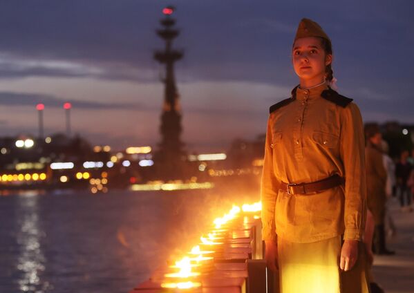 Akcija &quot;Piemiņas līnija&quot; Krimas krastmalā Maskavā. Tās ietvaros iedegās 1418 sveces – pa vienai par katru Lielā Tēvijas kara dienu - Sputnik Latvija