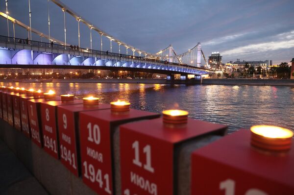 Akcija &quot;Piemiņas līnija&quot; Krimas krastmalā Maskavā. Tās ietvaros iedegās 1418 sveces – pa vienai par katru Lielā Tēvijas kara dienu - Sputnik Latvija