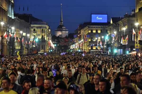 Люди прогуливаются по Невскому проспекту. - Sputnik Латвия