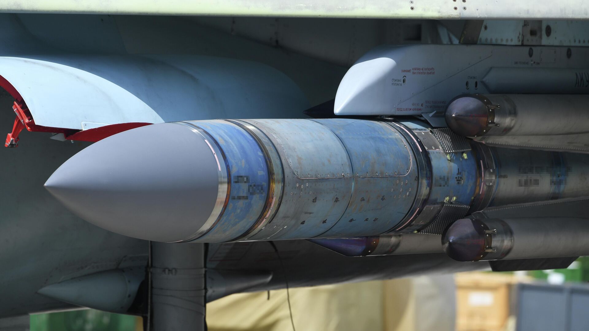 Авиационная ракета Х-31 на узле подвески вооружения российского истребителя - Sputnik Латвия, 1920, 28.06.2022