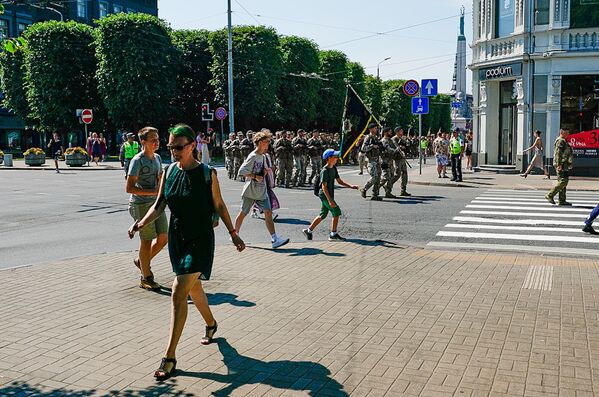 На время проведения парада в Риге действовали ограничения для движения транспорта - Sputnik Латвия