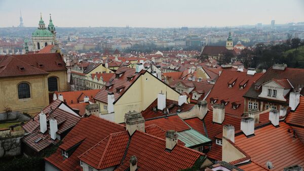 Город Прага. На дальнем плане слева - церковь святого Николая - Sputnik Латвия