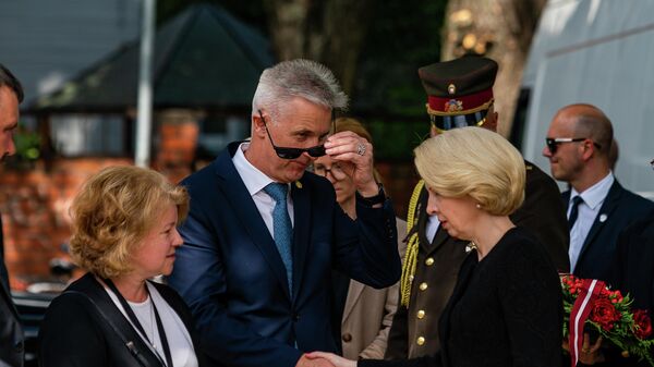 Министр обороны Артис Пабрикс и спикер Сейма Инара Мурниеце на памятном мероприятии - Sputnik Латвия