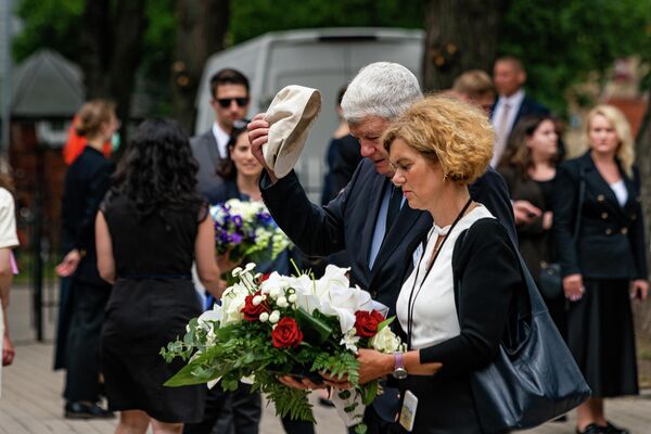 Люди возлагают цветы к мемориалу. - Sputnik Латвия