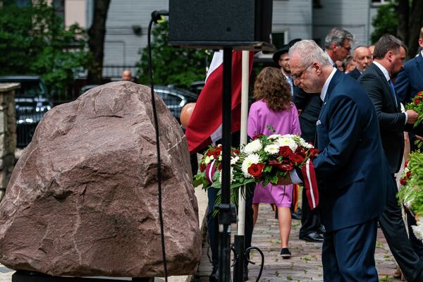 Президент Латвии Эгилс Левитс возложил цветы к мемориалу на улице Гоголя. - Sputnik Латвия