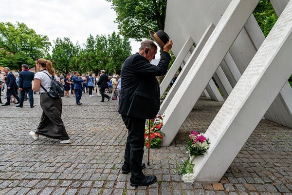 Люди возлагают цветы к мемориалу у Большой хоральной синагоги. - Sputnik Латвия