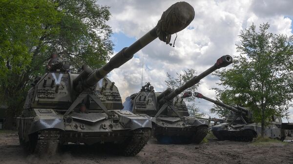 Самоходные артиллерийский установки 2С19 Мста-С в зоне спецоперации на Украине - Sputnik Латвия