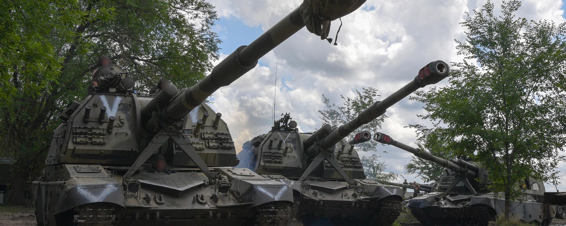 Самоходные артиллерийский установки 2С19 Мста-С в зоне спецоперации на Украине - Sputnik Латвия, 1920, 06.07.2022
