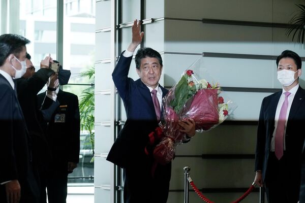 Абэ уходит с должности премьер-министра Японии, Токио, 16 сентября 2020 г. - Sputnik Латвия
