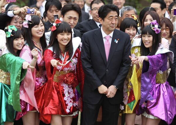 Премьер-министр Японии Синдзо Абэ позирует с участницами группы Momoiro Clover Z, Токио, 20 апреля 2013 г. - Sputnik Латвия