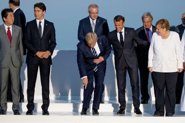Слева направо: премьер-министр Японии Синдзо Абэ, премьер-министр Канады Джастин Трюдо, президент Дональд Трамп, президент Франции Эммануэль Макрон, канцлер Германии Ангела Меркель и другие политики на саммите G-7, Франция, 25 августа 2019 г. - Sputnik Латвия