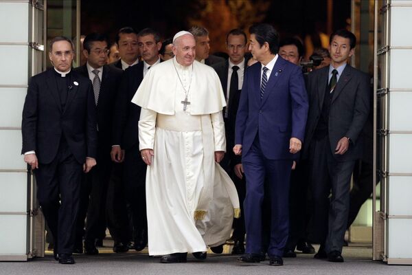 Папа Франциск и премьер-министр Японии Синдзо Абэ, Токио, 25 ноября 2019 г. - Sputnik Латвия