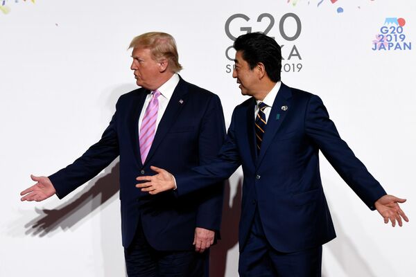 Президент США Дональд Трамп и премьер-министр Японии Синдзо Абэ на саммите G-20 в Осаке, 28 июня 2019 г. - Sputnik Латвия