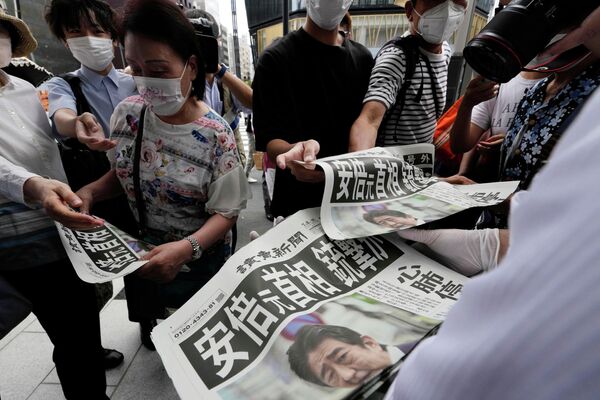 Новость о покушении на Абэ - на первой странице газеты Yomiuri Shimbun, Токио, 8 июля 2022 г. - Sputnik Латвия