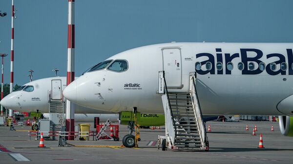 Самолет Airbus A220-300 латвийской авиакомпании airBaltic в международном аэропорту Риги  - Sputnik Латвия