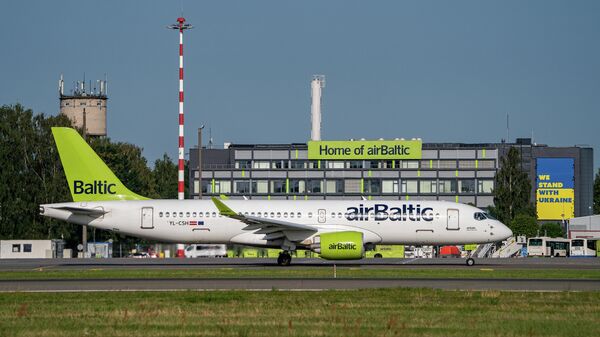 Самолет Airbus A220-300 латвийской авиакомпании airBaltic в международном аэропорту Риги  - Sputnik Латвия