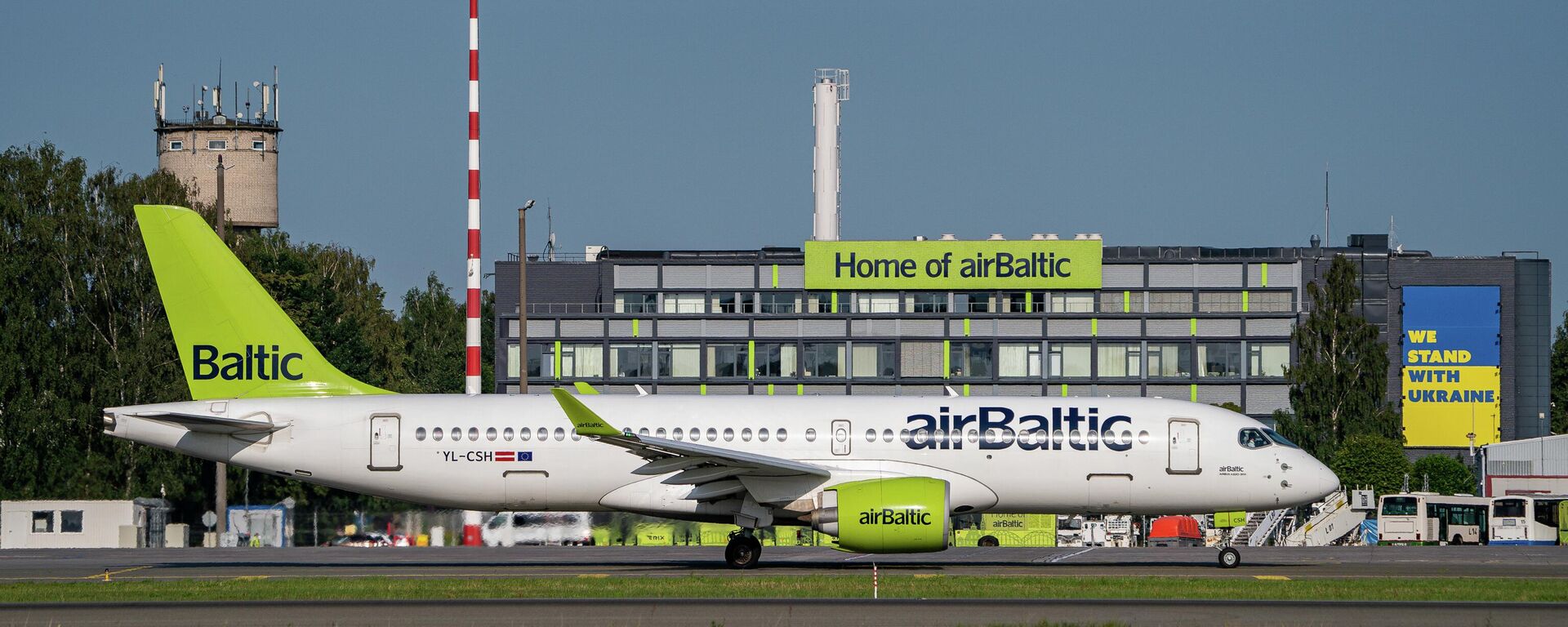 Самолет Airbus A220-300 латвийской авиакомпании airBaltic в международном аэропорту Риги  - Sputnik Латвия, 1920, 07.06.2023