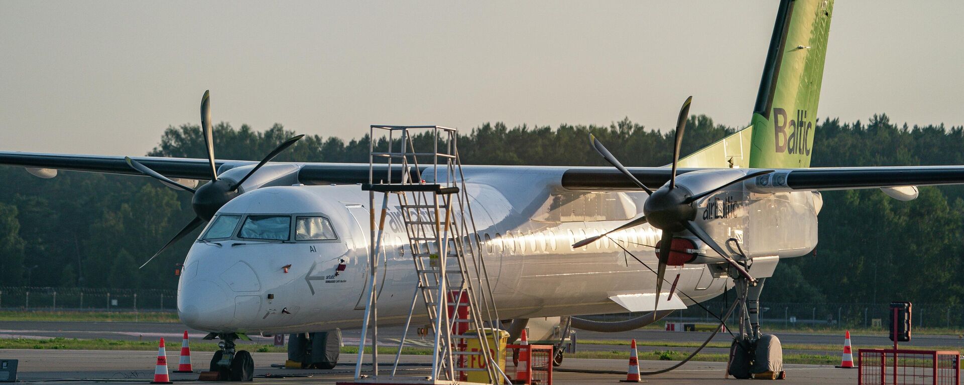 Самолет латвийской авиакомпании airBaltic в международном аэропорту Риги  - Sputnik Латвия, 1920, 09.01.2024