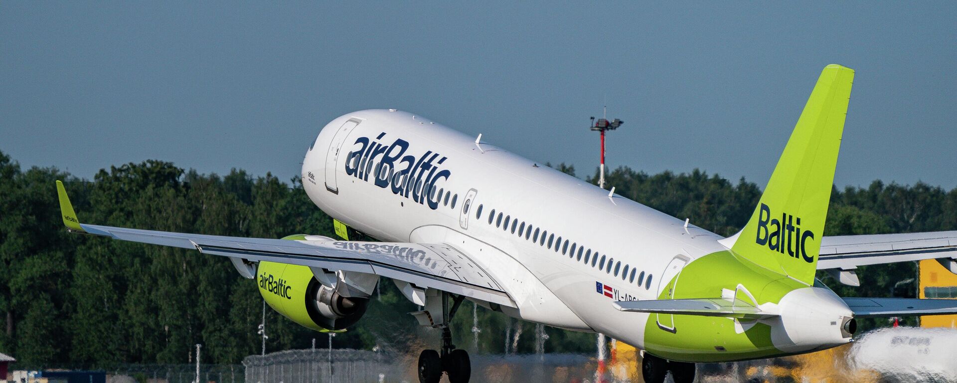 Самолет Airbus A220-300 латвийской авиакомпании airBaltic в международном аэропорту Риги  - Sputnik Латвия, 1920, 13.10.2023
