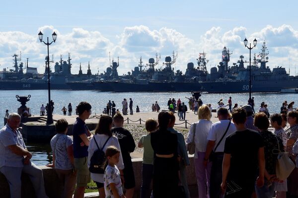 Российские военные корабли в Кронштадте во время подготовки в параду. - Sputnik Латвия
