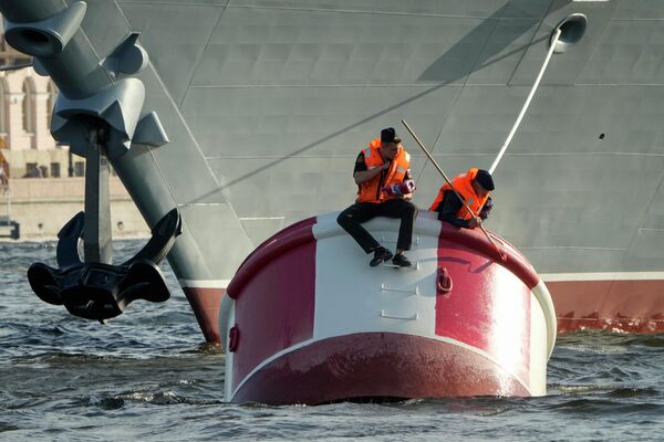 Моряки занимаются покраской буя возле своего корабля в акватории реки Невы. - Sputnik Латвия
