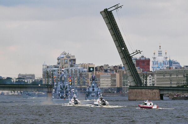 Корабли в акватории реки Невы на репетиции морского парада ко Дню ВМФ в Санкт-Петербурге. - Sputnik Латвия