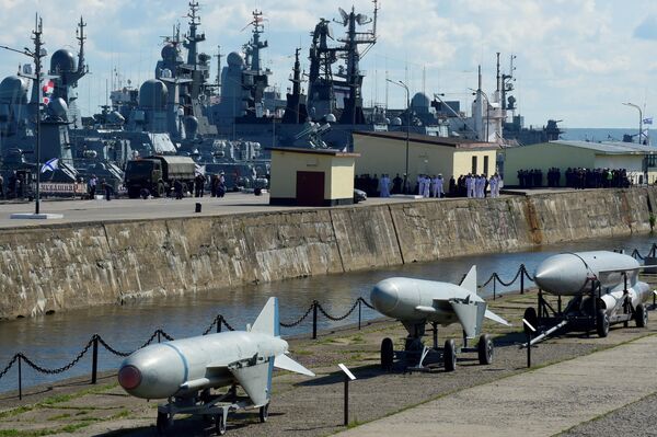 Российские военные корабли в Кронштадте во время подготовки к параду. Российские военные корабли в Кронштадте во время подготовки к параду. - Sputnik Латвия