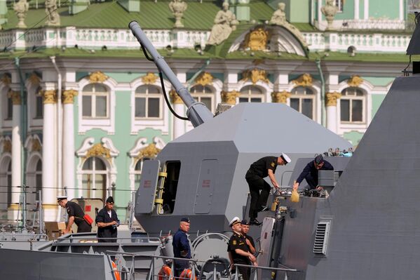 Моряки занимаются уборкой на корабле во время подготовки к параду. - Sputnik Латвия
