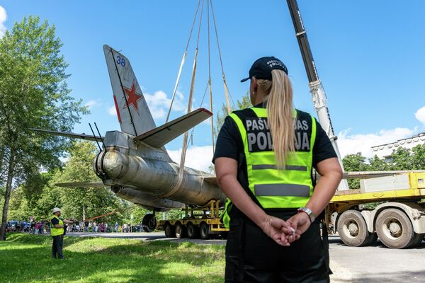 Работы по демонтажу были проведены 27 июля - в присутствии полиции. - Sputnik Латвия
