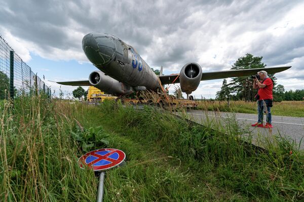 Бомбардировщик Ил-28, установленный в Скулте в память о советских летчиках. - Sputnik Латвия
